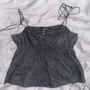 Ett ”linne” ifrån H&M, aldrig använd pågrund av för stor, stl: M 100 kr (frakten ingår i de priset)