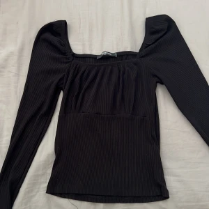 Svart tröja - Säljer min svarta topp från gina, storlek xs och nästan aldrig använd, säljer för 166kr och frakten är inräknad i priset❤️
