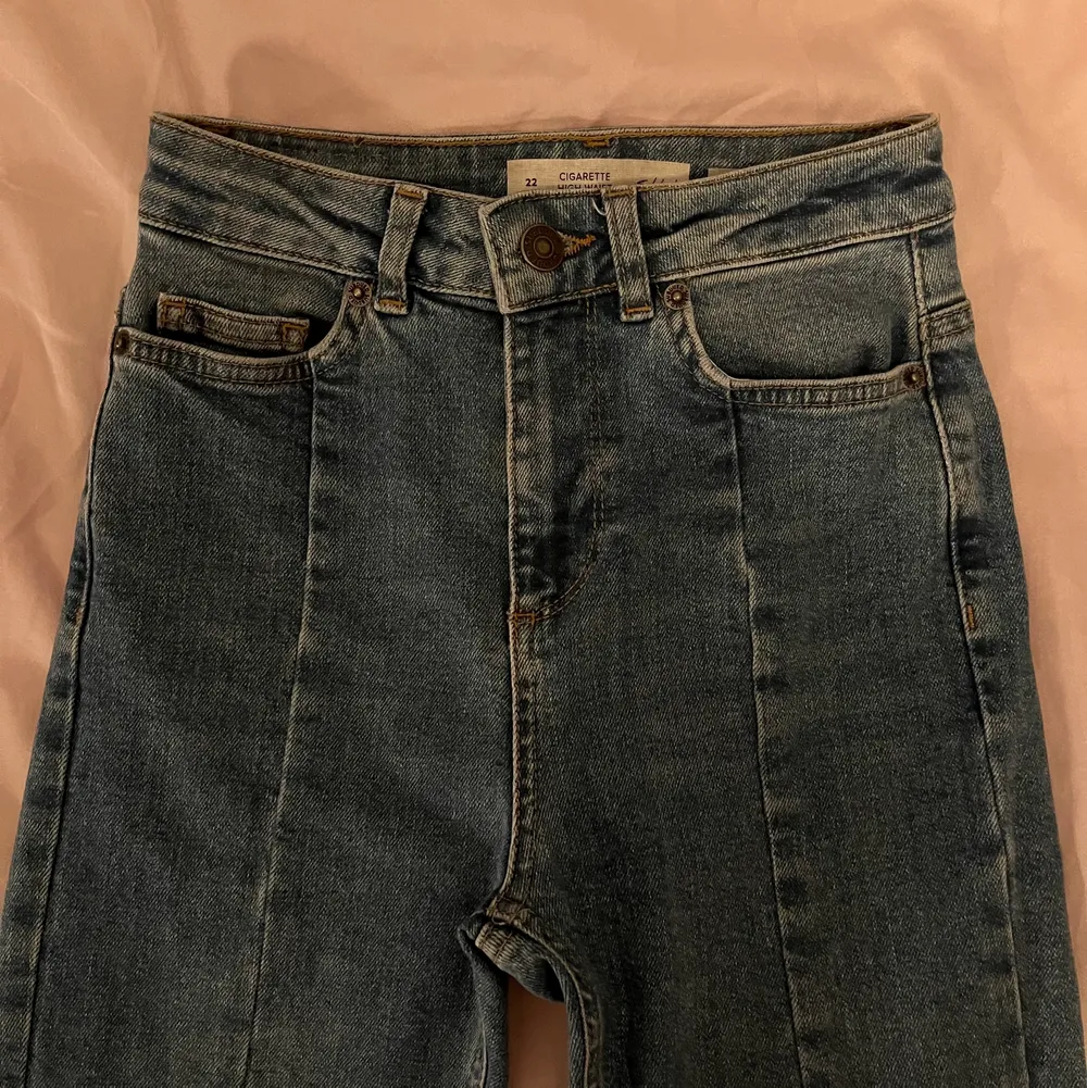 Supercoola jeans med sömmar framtill från märket Subdued. Storlek W22 men passar upp till W24. Ankellånga och thighta hela vägen. Jättebra skick, inte använda så mycket. . Jeans & Byxor.