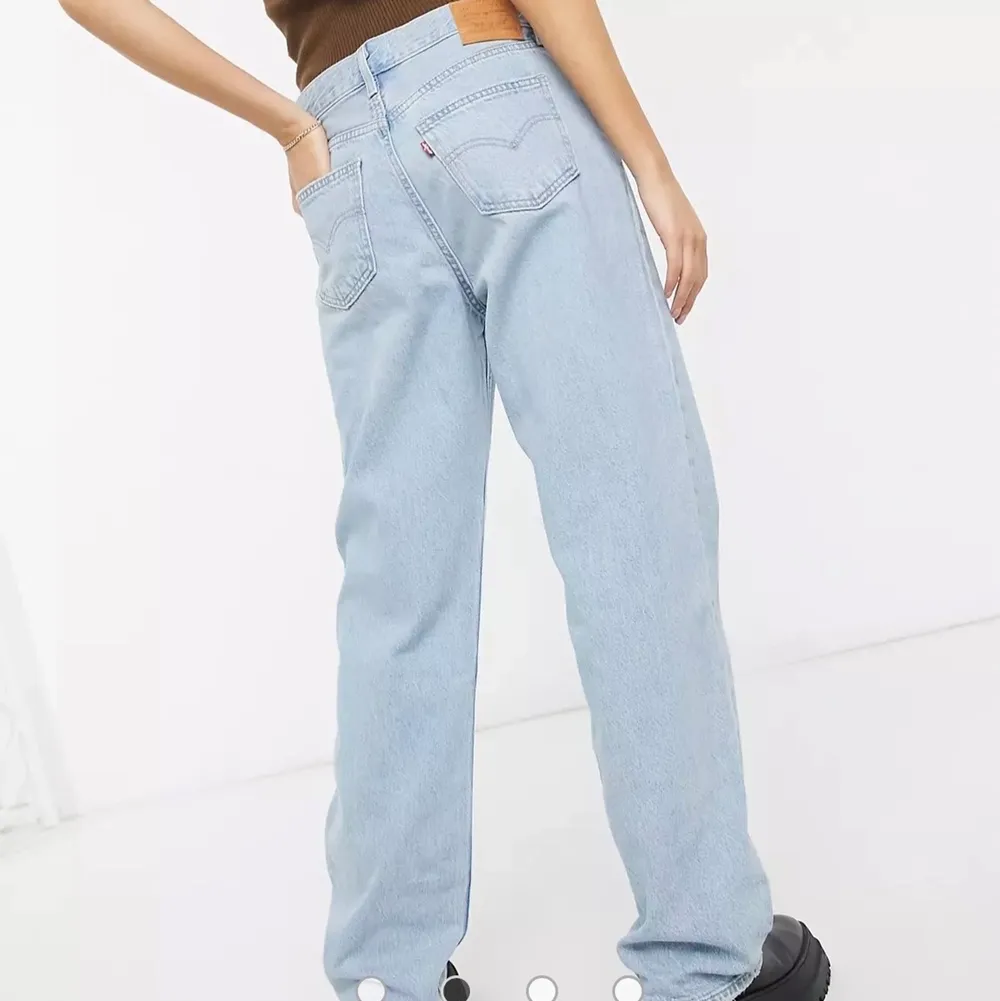 Hej jag säljer nu dessa perfekta levis jeansen!💕Har använt endast 4 gånger! Inga slitningar någonstans ( som nya ). Säljes pga kommer ej till användning då jag har flera av dessa modeller! Strl 27 är det i dessa jeans, det motsvarar S/M . Jeans & Byxor.