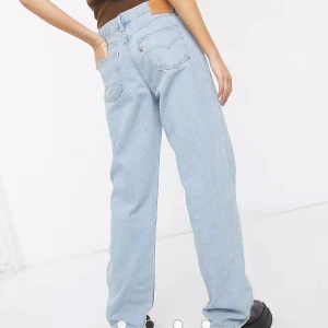 Levis Jens  - Hej jag säljer nu dessa perfekta levis jeansen!💕Har använt endast 4 gånger! Inga slitningar någonstans ( som nya ). Säljes pga kommer ej till användning då jag har flera av dessa modeller! Strl 27 är det i dessa jeans, det motsvarar S/M 