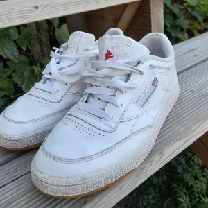 Reebok classics - Snygga reeboks som inte blir använda aå mycket som de förtjänar. Använda ett antal gånger så de visar ju lite såklar. Frakt ligger på 66kr. Bara att skriva om frågor!