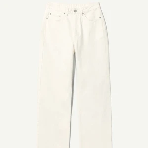 Weekday Jeans - Weekday Rowe Extra High Straight Jeans i färgen Light Ecru  Byxorna är använda men i fint skick. Säljes då de tyvärr är för korta på mig vilket jag upptäckte i efterhand.   OBS lite mer beiga än vita