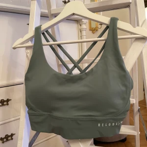 Relode sport-bh  - Grön sport-bh från relode ur Mercy kollektion. Aldrig använd, endast testad, så den är för stor i storleken på mig.