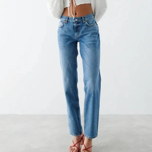 Low straight jeans - Low straight jeans från gina i storlek 34. Använda 1 gång, jättefint skick. 
