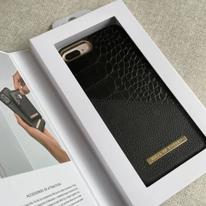 Mobilskal Ideal of Sweden - Nightfall Croco iPhone 8/7/6/6S PLUS - Helt oanvänt skal från Ideal of Sweden i modellen ”Nightfall Croco” som passar till iPhone 8/7/6/6S PLUS. Kvar i originalförpackning.   Köpt för 399kr → Säljs nu för 90kr. Kan fraktas alt. hämtas upp på Södermalm. 