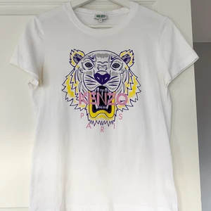 Kenzo t-shirt - Vit kenzo t-shirt i strl S. Använd fåtal gånger. Inköpt på NK i Göteborg. 