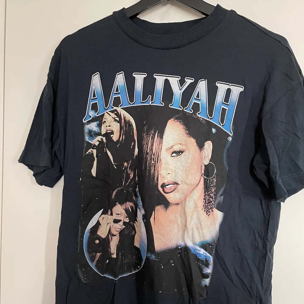 Mörkblå T-shirt med Alliyah tryck från H&M. Använd fåtal gånger. Storlek XS men väldigt oversized så passar upp till M. Köpare står för frakt :). T-shirts.