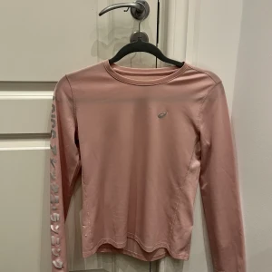 Träningströja från Asics  - Rosa träningströja från asics med reflexer på ena sidan. Storlek S. 150kr köparen står för frakten! 💗