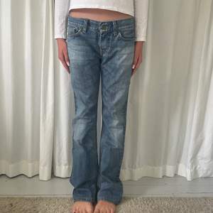 Lägger upp igen pga oseriösa köpare💘 Lågmidjade FORNARINA jeans i ljus wash fett snygga🤩 Står ingen storlek men måtten är, midjemått: 75cm och innerbenslängd: 77cm. Säljer fler lågmidjade jeans i min profil💗 