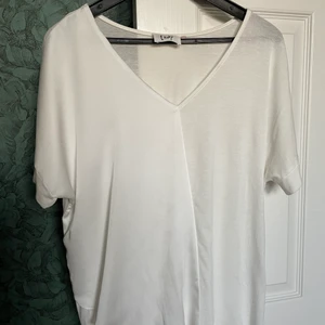 Isay silke/ polyester topp - Fin, mjuk, använd 2 ggr, köpte för stor storlek (S).