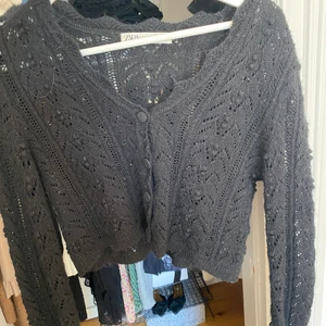 Zara tröja  - En så söt svart kortare stickad tröja från zara! Går att ha som den är eller så kan man ha en annan tröja under💕💕💕