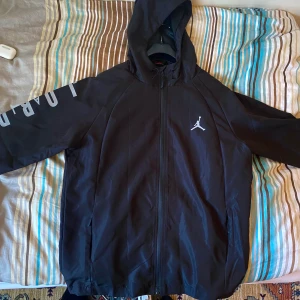 Jordan vindjacka strl M - Endast använd 1 vår/sommar, perfekt skick Säljet pga liten i storleken