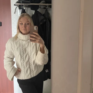 Stickad tröja  - Helt ny stickad tröja från bikbok, fick den i present men har aldrig använd den. Lagom varm och sticks inte
