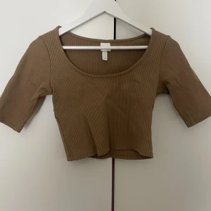 Tröja  - Fin kort tröja från H&M. Använd en gång. Pris går att diskuteras och mer bilder vid begäran. 