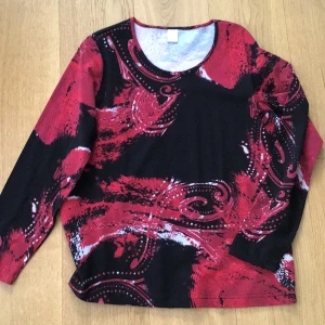 T-Shirt mönstrad  - T-Shirt mönstrad svart/röd