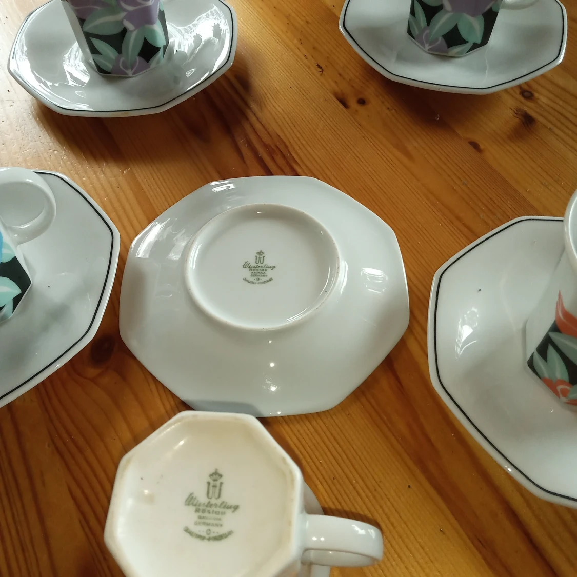 5 små kaffekoppar med fat med blommor på kopparna . - 91