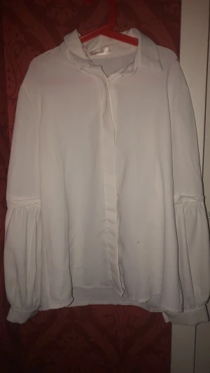 Vit blus  - En jätte fin blus med fina detaljer 