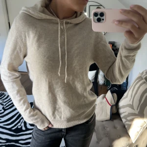 Kashmir hoodie - Chill soft goat hoodie. Nyskick! Bara använd några få gånger inga noppror alls. Superfin färg.