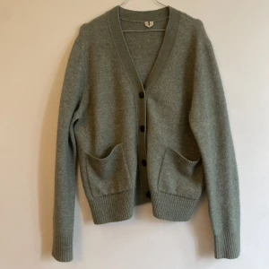 Arket kofta - Cardigan från arket, storlek L men sitter bara lite oversized på mig som har S🧡