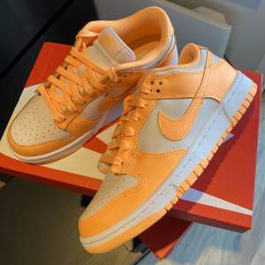 Säljer dessa Nike Dunk Low ”Peach Cream”. De är helt nya och oanvända. De köpta ifrån JD Sports och givetvis äkta. Storlek 38,5. Bara att höra av sig vid frågor!