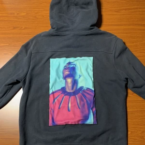 Limitato hoodie - Ordinarie pris 3000. Kommer inte till användning längre därför säljer jag den. Priset kan diskuteras.