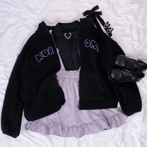 Dear My Love - kjol -  Hängselkjol med bälte och fickor från det japanska märket Dear My Love. Nyskick i deras strl M! Spännena på bältet och hängslena är i glitterstenar & är ställbara! Midjan är stretchig och passar midjemåtten 64-74cm. Blusen finns även i min profil 