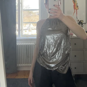 Zara topp - Metallic färgad topp från Zara helt oanvänd. Går att justera längden på sidorna. Strl Xs