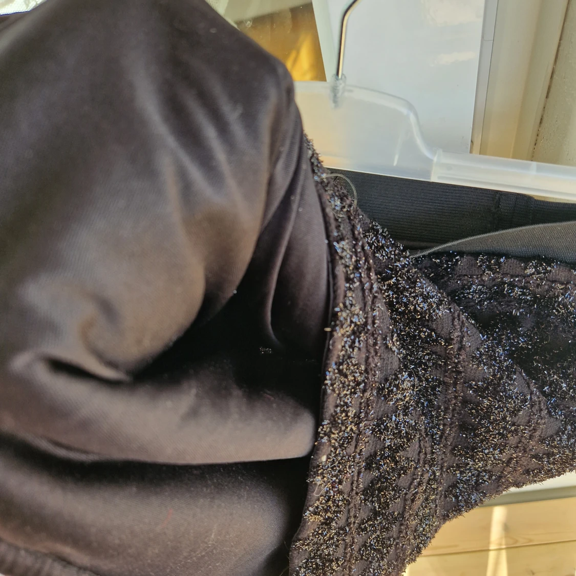 Svart glittrig minikjol säljes - 91