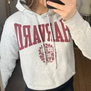 Hoodie - Går Hoodie med text ”Harvard”. Knappt använd, skön & mjuk inuti.