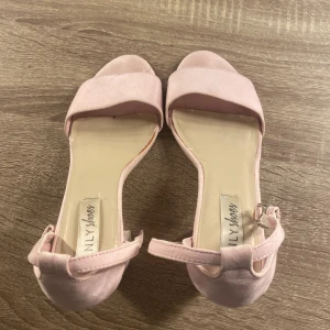 Klackskor  - Rosa fina klackskor  Dem är lite slitna på innersidan av skon men inget som syns när man har dom på sig