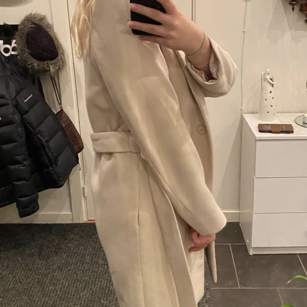 Beige vit kappa från h&m. Jackor.