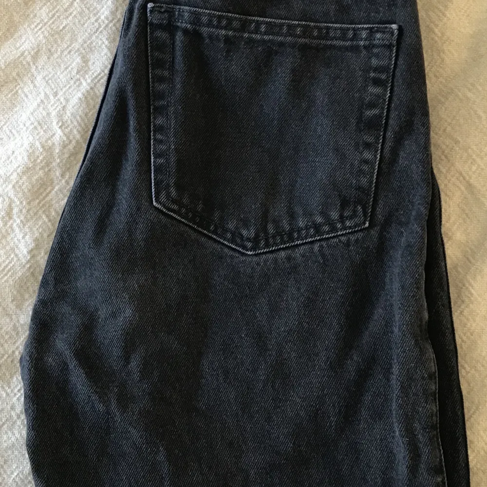 Säljer mina svarta jeans i modellen Rowe från Weekday eftersom de har blivit lite för små.  De är svarta, högmidjade och i storlek W26/L30. Sparsamt använda och i väldigt fin kvalitet!  . Jeans & Byxor.