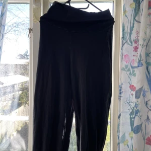 Tights i storlek M - Tights i storlek M Observera att de hänger på en galge därav skum form vid höfterna på bilden (galgens bredaste del är där)