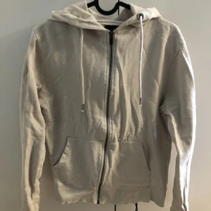 Zip hoodie - En zip hoodie från jack&jones herravdelning passar båda könen. Jag har haft på mig den och är tjej. Tycker den ser bra ut på