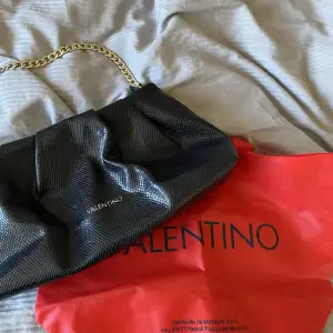 Säljer denna otroligt fina väska från valentino då den tyvärr inte kommer till användning. Sparsamt använd. Köpt på zalando, självklart äkta.🖤dustbag medföljer 