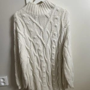 Stckad klänning - Vit stickad klänning strl M från HM, går till mitten av låren på mig som är 179 cm! 