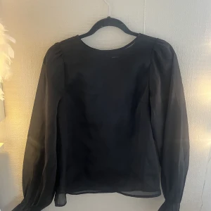 Blus  - En söt blus från Ginatricot i storlek Xs. Skriv för fler billder och priset kan diskuteras :) 💗🫶🏼