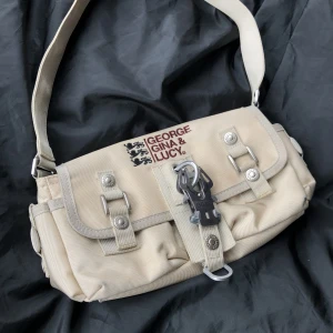 George Gina & Lucy handväska! - Handväska, axelremsväska, clutch (if u will) från George Gina & Lucy! Perfekt att ha på axeln och så så fin och bra storlek! 😮‍💨 beige/gräddvit? Spot on Y2K-väska så det så.