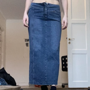 Lång jeanskjol - Lång jeanskjol i storlek M (maxikjol) Blå, inga defekter.