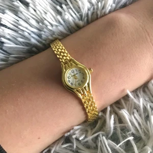 Klocka - Säljer denna fina klocka, säljs då den inte kommer till användning. Vid eventuella frågor eller andra funderingar kom privat!💕