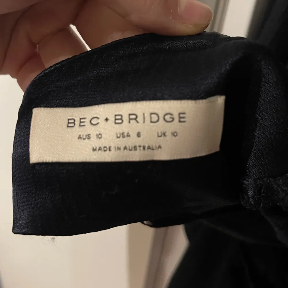 Säljer denna fina klänning från bec + bridge som jag hade på min bal💙💙💙 Storleken är USA 6 och på bec + bridge hemsida står det att det motsvarar M. Använd en gång så den är så gott som ny. Köpt för 2900kr + 1100kr tull. Köparen står för frakt 💕. Klänningar.