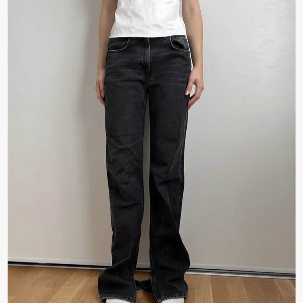 Sjukt snygga svarta midrise jeans med slit ned till. Strl 34. Frakt: 69kr❣️. Jeans & Byxor.