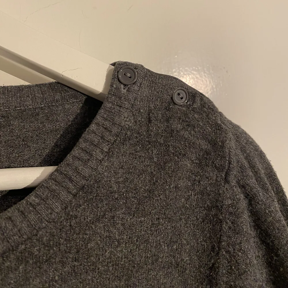 Längre grå och svart randig tröja från Vila i fint skick!💛 Storlek M men passar även på mig som har XS-S.. Tröjor & Koftor.