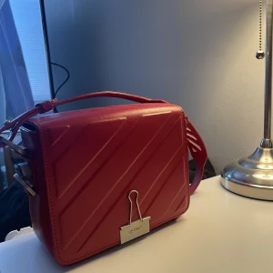 Väska Off White - Väska från offwhite, binder clip bag Sparsamt använd  Köpt på Vestiaire collective för 3400kr För mer bilder är det bara att skriva❤️