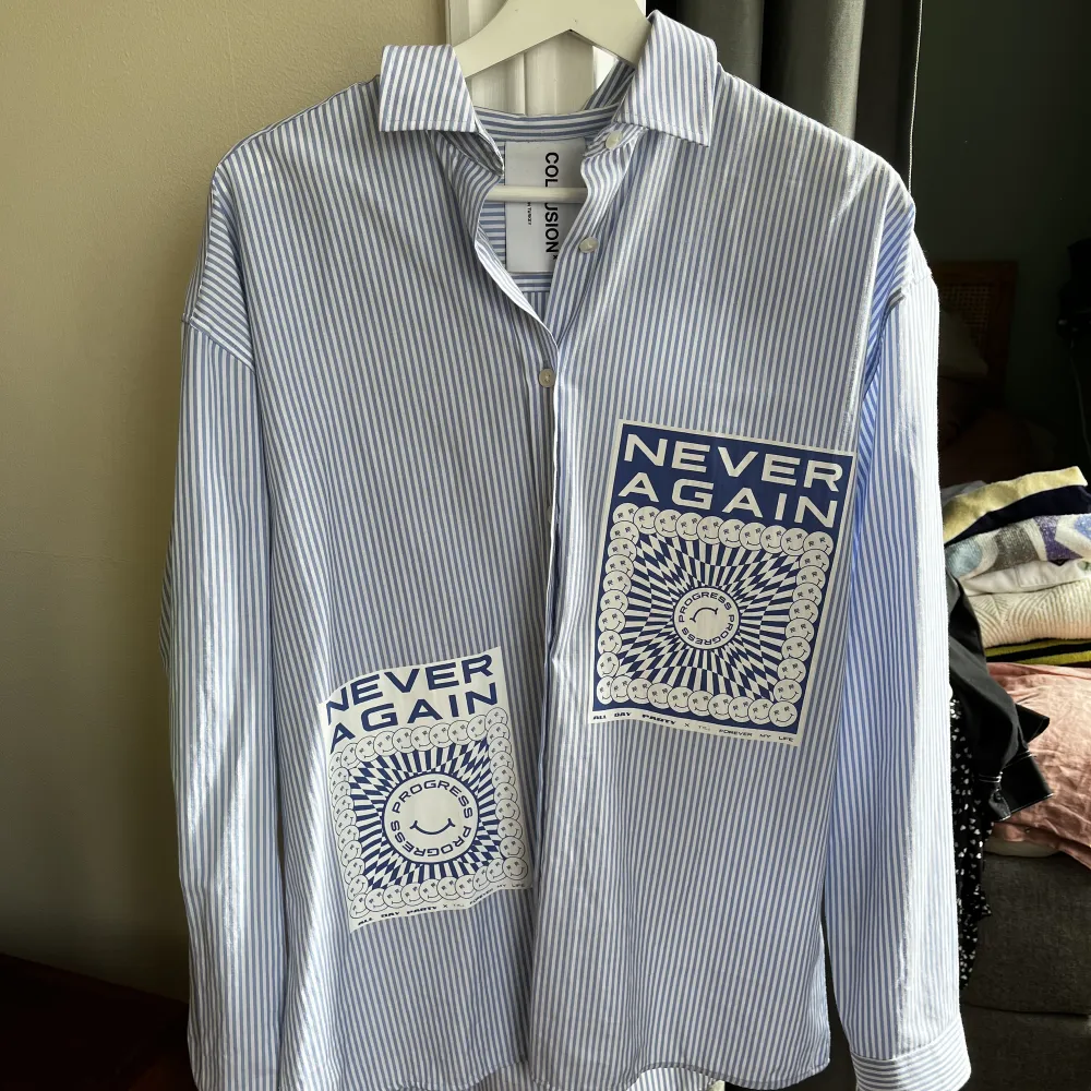 Boxig skjorta vit och blå randig med tryck på framsidan. Storlek 38 . Skjortor.