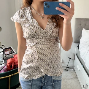 Topp!  - Snygg topp i satin liknade material som man kan knyta i ryggen! 