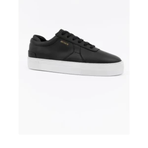 Axel arigato  - Säljer dessa fina Arigato skorna! Jätte fina och sparsamt använda! Säljer pågrund av att jag vill ha en annan färg! Sköna och snygga till de flesta outfits! Funkar i alla årstider förutom kanske snö! Nypris 2300kr🙈💕😍⚡️