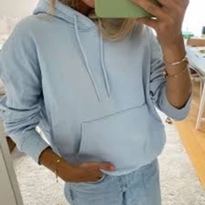 hoodie ljusblå weekday - Såå fin Hoodie från weekday i storlek XS. Inga defekter. (Lånade bilder, köparen står för frakt)🙏🙏