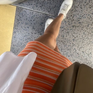 Kjol - Säljer denna kjol, ifrån mango!  Väldigt likande till den ifrån Djerf! :)   Har även haft den som tube topp vilket är också extremt fint! 